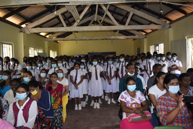මස්කෙළිය සමන්එලිය විද්‍යාලයේ දරුවන්ට පාසල් උපකරණ සහ වියලි ආහාර ද්‍රව්‍ය බෙදා දෙයි